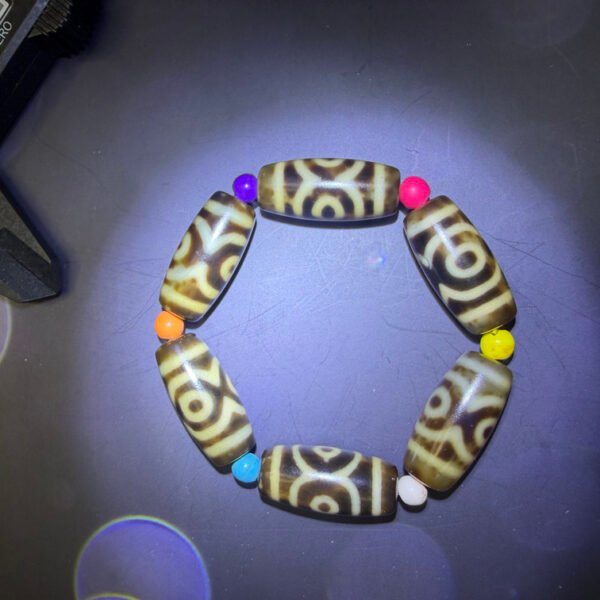 Alternative view of Three Eye Bracelet Dzi